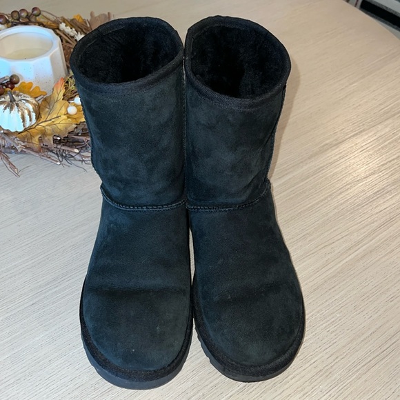 Ugg Boots - Picture 1 of 5